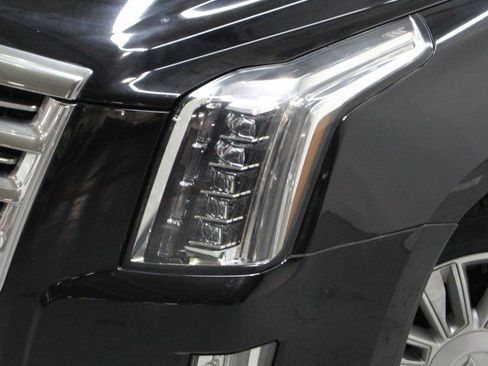 Used 2020 Cadillac Escalade ESV Platinum image 2