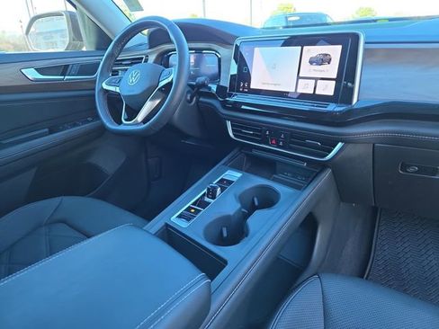 Used 2024 Volkswagen Atlas SE image 17
