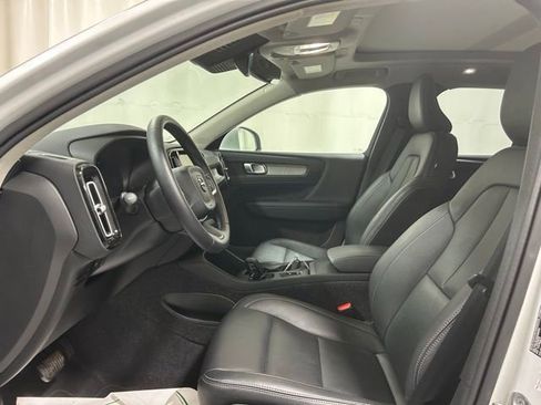Used 2025 Volvo XC40 B5 Plus AWD/4WD image 5