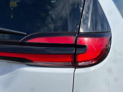 Used 2024 Chrysler Pacifica Select image 28