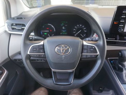 Used 2021 Toyota Sienna LE FWD image 3