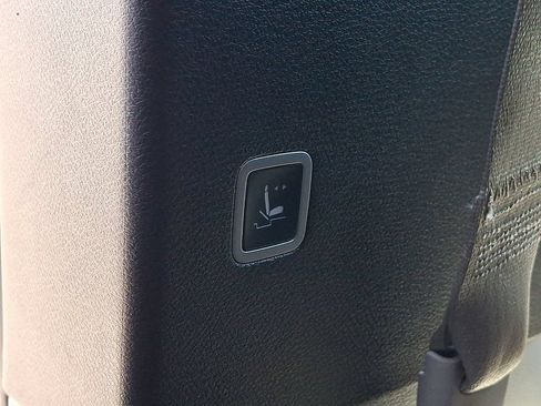 Used 2023 Chrysler Pacifica Touring-L FWD image 14