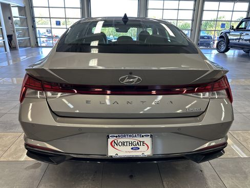 Used 2021 Hyundai Elantra Limited image 13