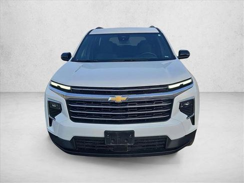 Used 2025 Chevrolet Traverse LT image 2