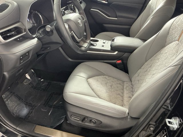Used 2023 Toyota Highlander Bronze Edition AWD/4WD image 8