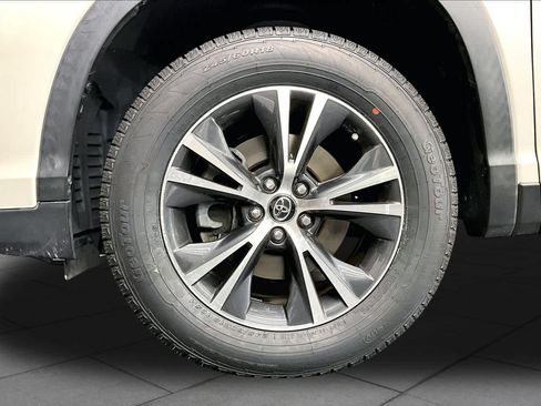 Used 2019 Toyota Highlander LE w/ Carpet Mat Package (TMS) FWD image 9