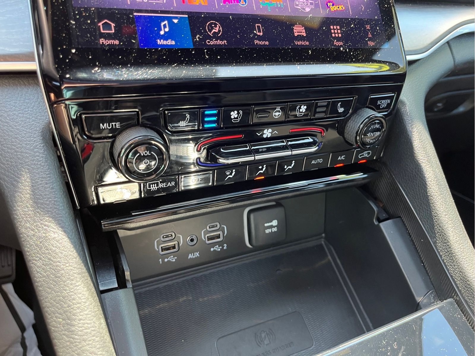 Certified 2025 Jeep Grand Cherokee Limited w/ Luxury Tech Group II AWD/4WD image 19
