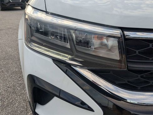 Used 2024 Volkswagen Taos SE image 10