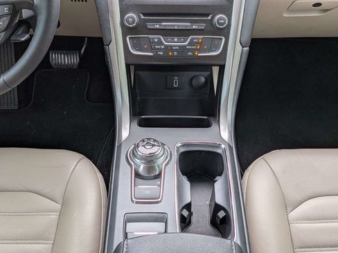 Used 2017 Ford Fusion SE w/ Fusion SE Technology Package FWD image 18