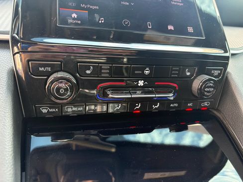 Used 2025 Jeep Grand Cherokee Altitude RWD image 19