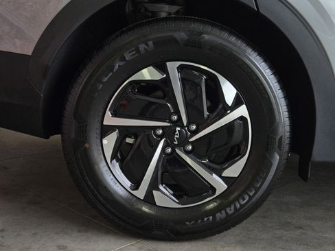 Used 2025 Kia Sportage LX image 5