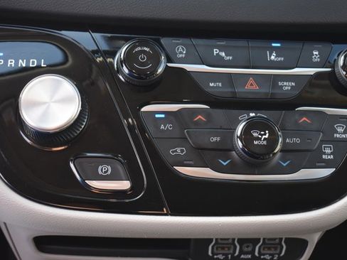Used 2024 Chrysler Pacifica Touring-L FWD image 27