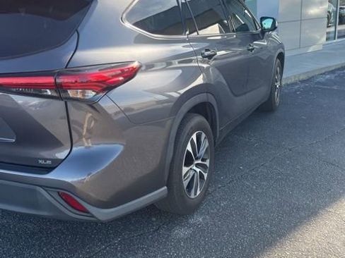 Used 2022 Toyota Highlander XLE image 3