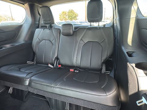 New 2026 Chrysler Pacifica Select image 15