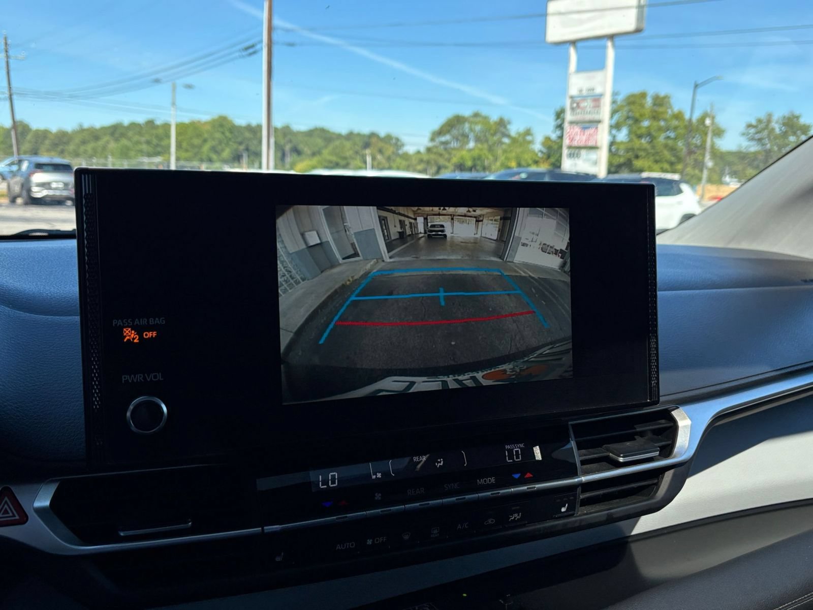 Used 2025 Toyota Sienna XLE FWD image 25