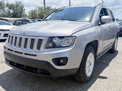 Used 2016 Jeep Compass Latitude FWD image 2