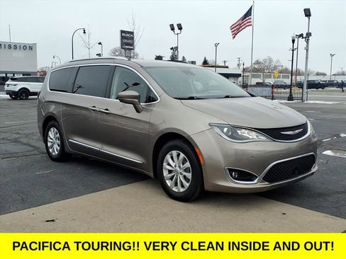 Used 2018 Chrysler Pacifica Touring-L w/ Advanced Safetytec Group image 3