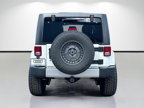 Used 2018 Jeep Wrangler Unlimited Sahara AWD/4WD image 4