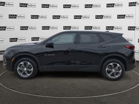 Used 2025 Chevrolet Blazer LT FWD image 3