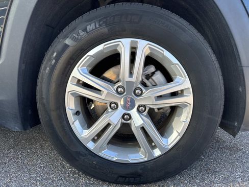 Used 2024 GMC Terrain SLE image 4