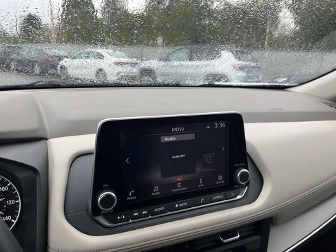 Used 2025 Nissan Rogue SV image 18