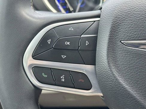 Used 2024 Chrysler Pacifica Touring-L FWD image 26