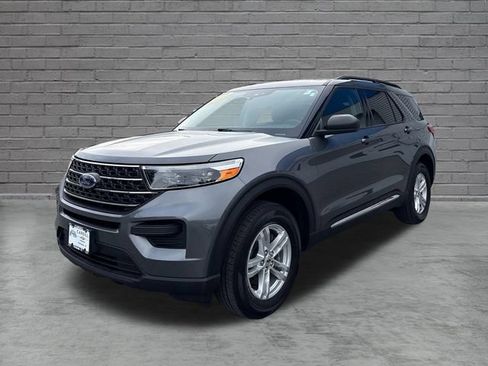 Used 2023 Ford Explorer XLT AWD/4WD image 3