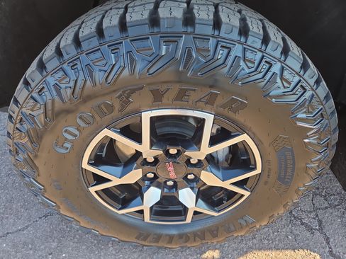 Used 2024 GMC Canyon AT4X image 12