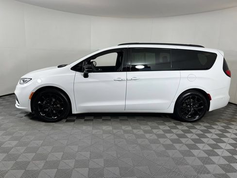 Used 2024 Chrysler Pacifica Limited w/ S Appearance Package FWD image 15