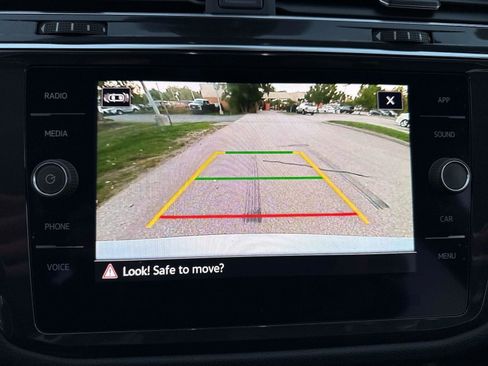 Used 2022 Volkswagen Tiguan SE image 19