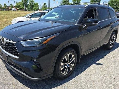 Used 2023 Toyota Highlander XLE AWD/4WD image 2