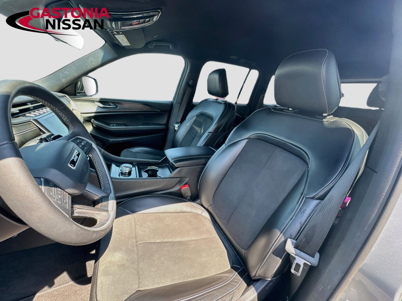 Used 2025 Jeep Grand Cherokee Altitude AWD/4WD image 26