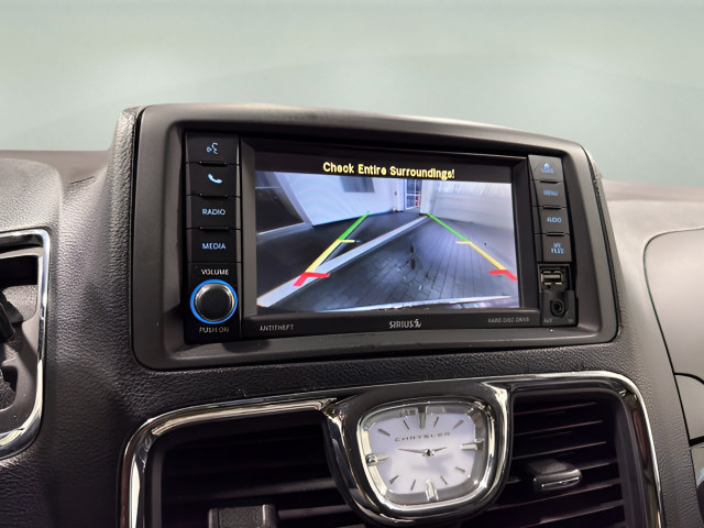 Used 2015 Chrysler Town & Country Touring FWD image 20
