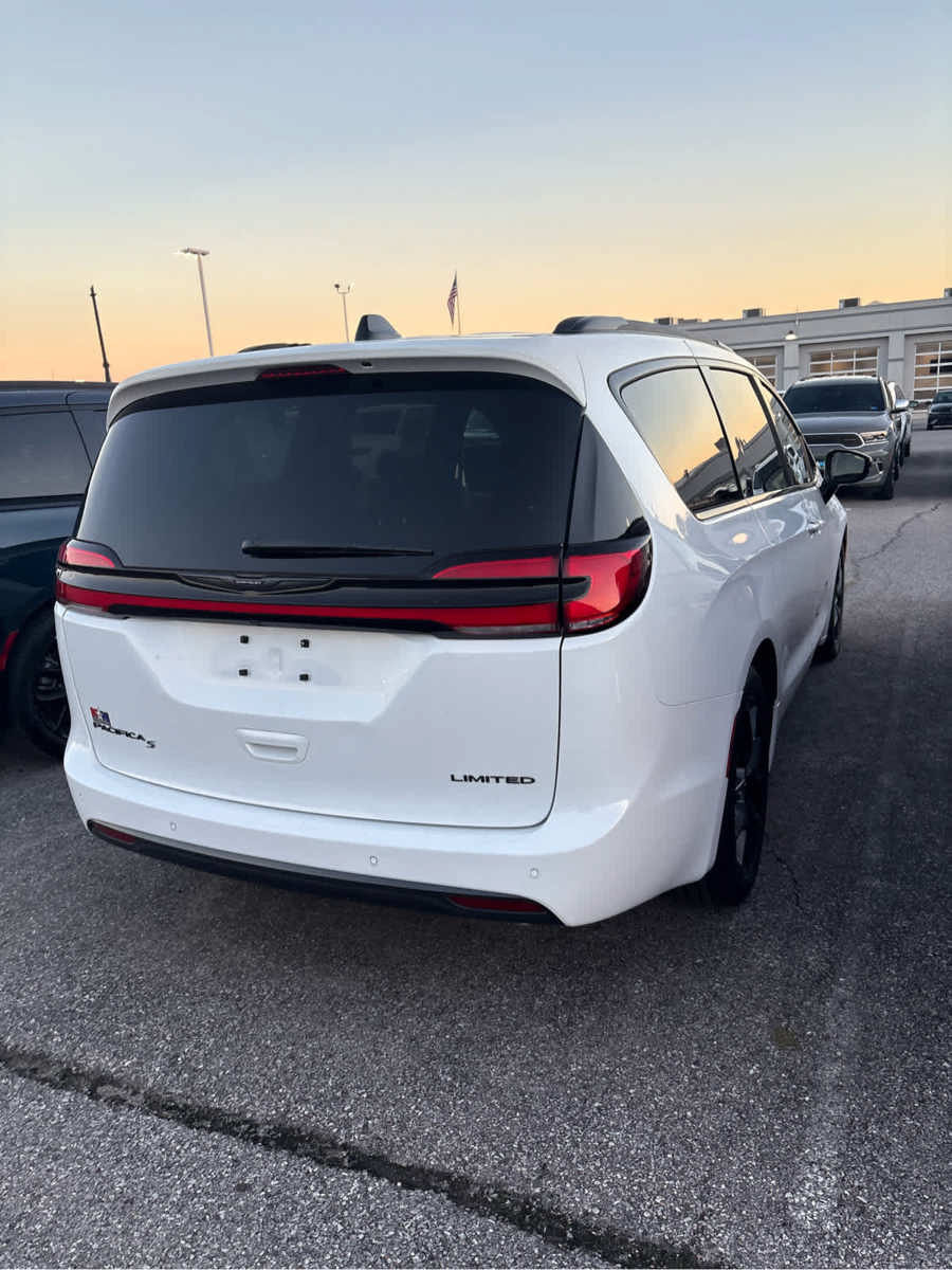 Used 2025 Chrysler Pacifica Limited FWD image 28