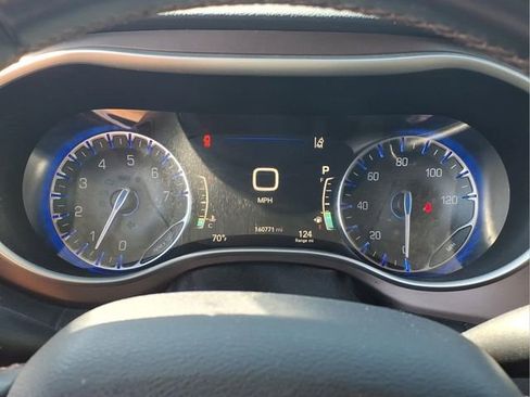 Used 2018 Chrysler Pacifica Touring-L w/ Advanced Safetytec Group FWD image 13