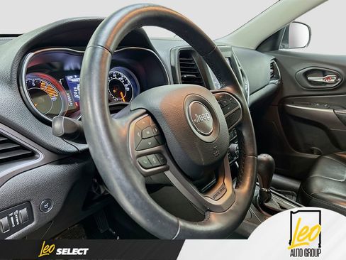 Used 2019 Jeep Cherokee Latitude Plus w/ Comfort/Convenience Group image 11