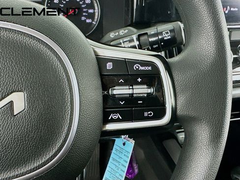 Used 2023 Kia Sorento LX FWD image 17