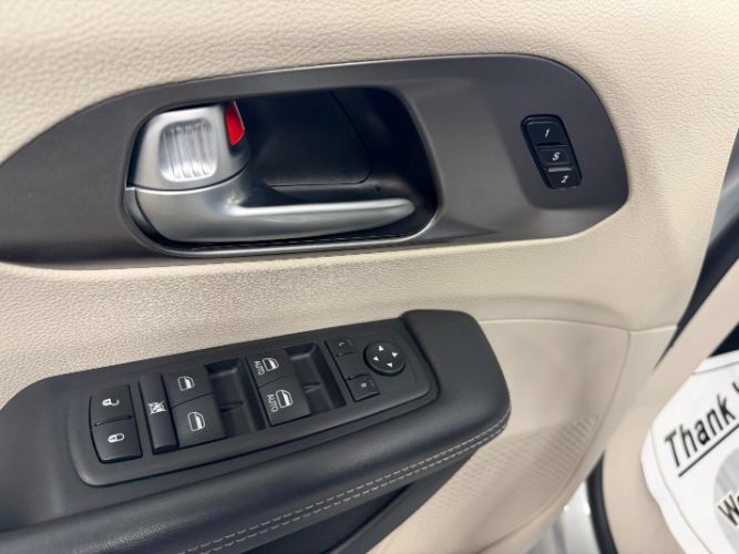 Used 2024 Chrysler Pacifica Touring-L FWD image 11
