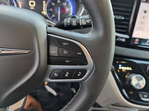 Used 2024 Chrysler Pacifica Touring-L image 12