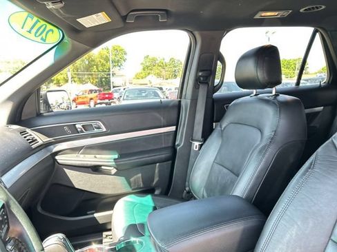 Used 2017 Ford Explorer XLT w/ Equipment Group 202A AWD/4WD image 31