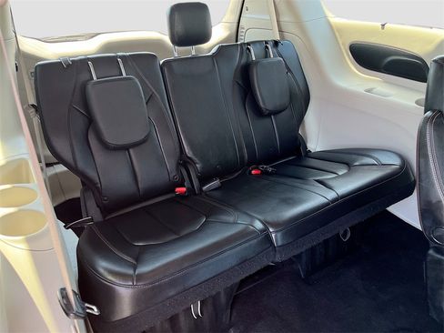 Used 2018 Chrysler Pacifica Touring-L image 26