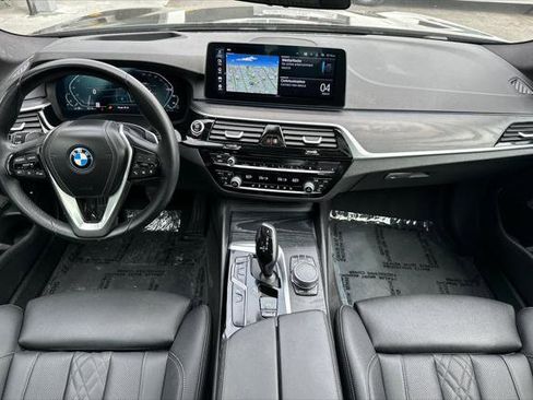 Used 2023 BMW 530e w/ Premium Package image 12