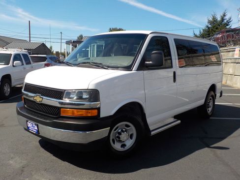 Used 2017 Chevrolet Express 3500 LT w/ LT Preferred Equipment Group RWD image 4