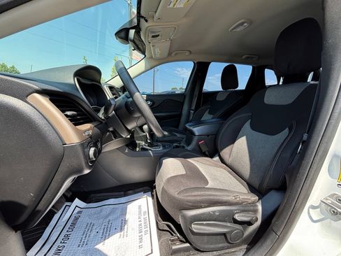 Used 2014 Jeep Cherokee Sport FWD image 11