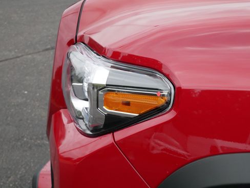 Used 2016 Toyota Tacoma TRD Off-Road w/ Premium & Technology Package AWD/4WD image 16