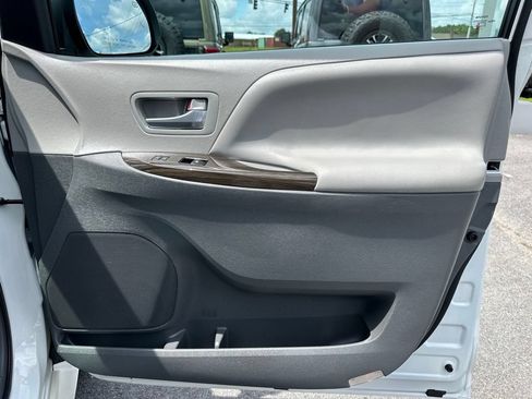 Used 2017 Toyota Sienna XLE w/ XLE Navigation Package FWD image 22