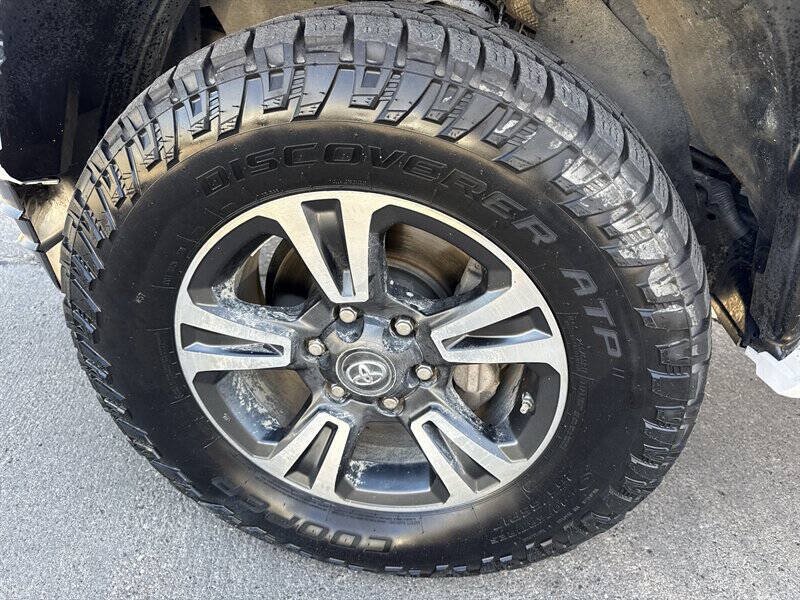 Used 2016 Toyota Tacoma TRD Sport AWD/4WD image 16