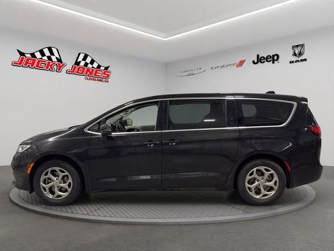 Used 2024 Chrysler Pacifica Limited w/ Trailer Tow Group image 2