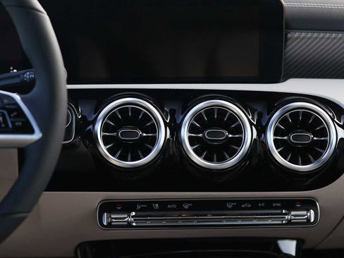 Used 2025 Mercedes-Benz CLA 250 4MATIC image 31