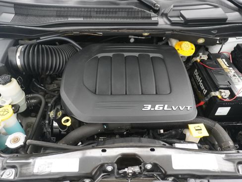 Used 2018 Dodge Grand Caravan SE w/ UConnect Hands-Free Group image 26